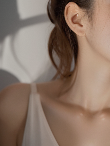 【时尚搭配：黑色与色彩的完美碰撞——女性专属风格指南】